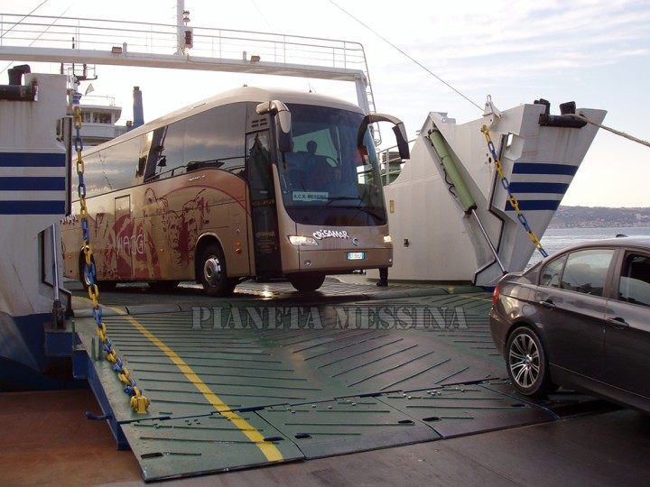 Il pullman del Messina sbarca a Villa S. Giovanni